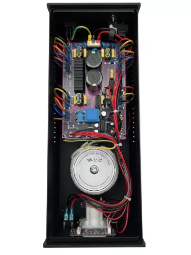 Taga Harmony PC-8000DC hálózati szűrő és kondicionáló - fekete